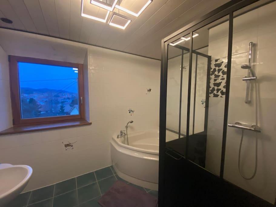 Logement Dans Maison + Exterieur Orchamps-Vennes Exteriér fotografie